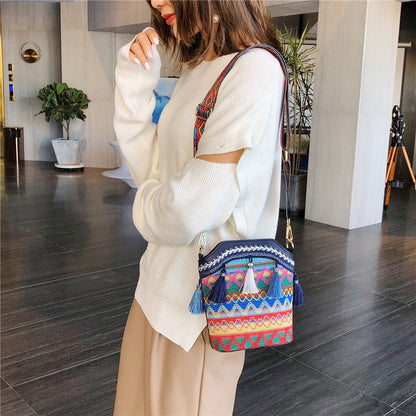 👜👩 Чанта през рамо с бродерия и пискюли в бохемски стил ✨